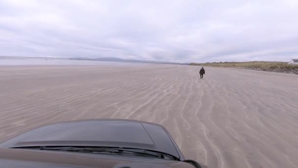 Conducir en Rossnowlagh Beach en el Condado de Donegal, Irlanda — Vídeo de stock