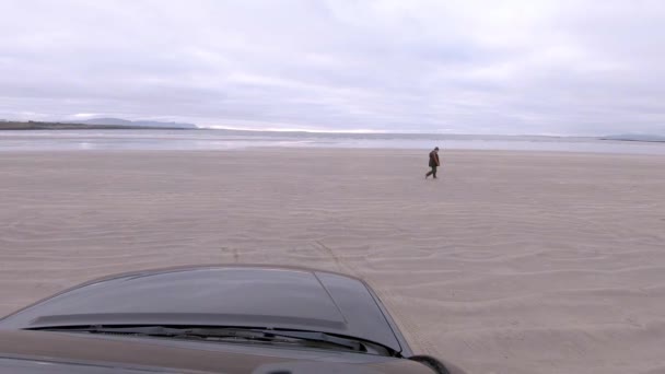 Rossnowlagh, Condado de Donegal, Irlanda - 21 de enero de 2022: Conducir en la playa de Rossnowlagh — Vídeo de stock