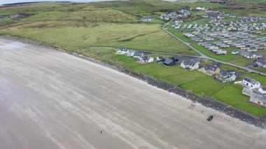 İrlanda 'nın Donegal ilçesindeki Rossnowlagh Sahili üzerinde uçuyor.