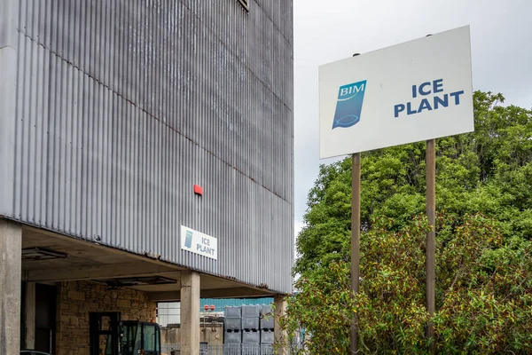 Killybegs, Irlandia - Obtober 13 2021: W porcie jest fabryka lodu — Zdjęcie stockowe