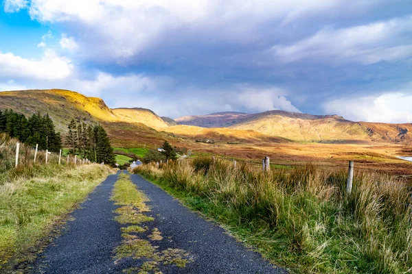 ドニゴール州の青い山の中のタイメンとメナグースの間-アイルランド — ストック写真