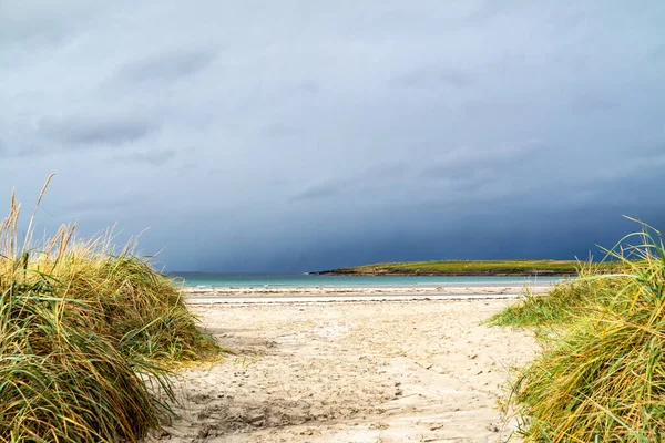 ナリンストランド(Narin Strand)は、アイルランドのドニゴール州ポルトノにある美しい大きな青い旗のビーチです。 — ストック写真