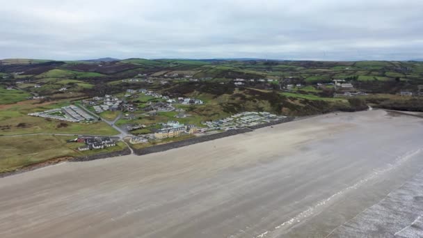 İrlanda 'nın Donegal ilçesindeki Rossnowlagh Sahili üzerinde uçuyor. — Stok video
