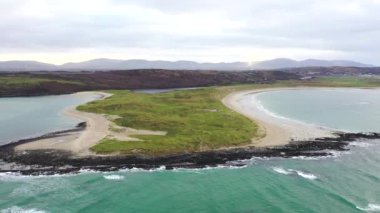 Cashelgolan plajının havadan görünüşü, Castlegoland, County Donegal - İrlanda