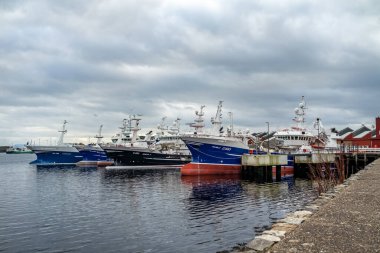 Killybegs, İrlanda - 13 Ekim 2021: Limana demirlemiş balıkçı gemileri