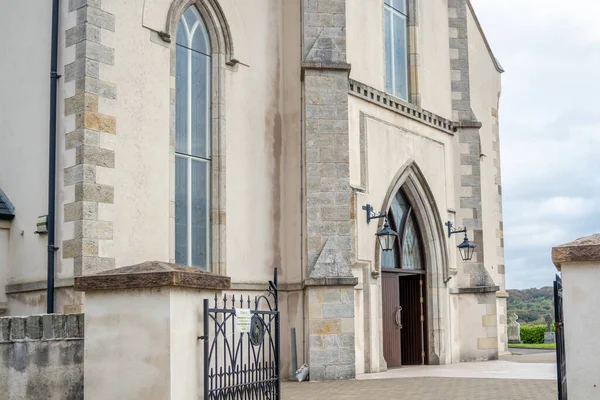 Killybegs, Irland - 13. Oktober 2021: Die Kirche steht mitten in der Stadt — Stockfoto