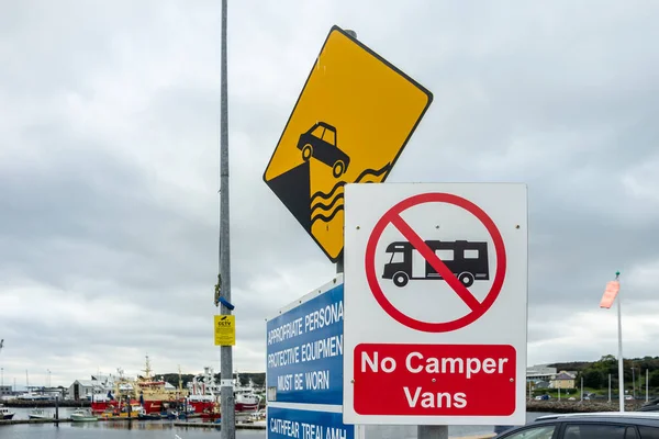 Skylt som förbjuder husbilar från Killybegs i grevskapet Donegal - Irland — Stockfoto
