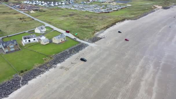 Vista aérea de Pickup en Murvagh en el Condado de Donegal, Irlanda — Vídeo de stock