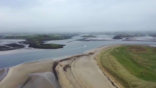 Luchtfoto van Rossnowlagh Beach in county Donegal, Ierland met de Donegal Town Waterbus op de achtergrond — Stockvideo