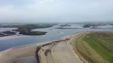 Donegal, İrlanda 'da Rossnowlagh Sahili' nin arka planında Donegal Town Waterbus 'un olduğu hava manzarası