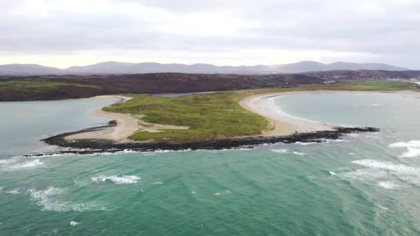 Flygfoto över Cashelgolan stranden, Castlegoland, vid Portnoo i grevskapet Donegal - Irland — Stockvideo