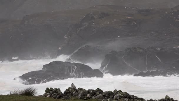 Glencolumbkille, County Donegal, İrlanda 'da Glen Körfezi' nin kayalıklarına devasa dalgalar çarpıyor. — Stok video