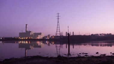 Kuzey İrlanda, Derry yakınlarındaki Foyle Nehri 'nin kıyısında enerji üreten elektrik santrali.