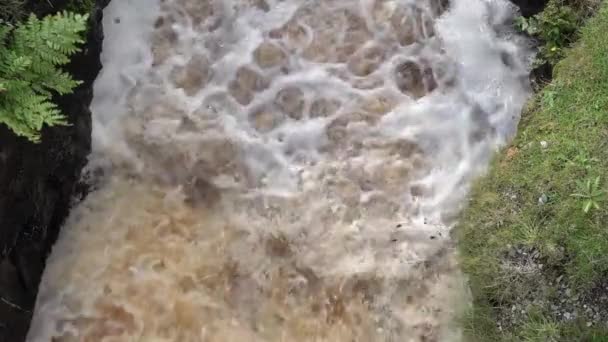 Strumień i wodospad w porcie między Ardarą a Glencolumbkille w hrabstwie Donegal - Irlandia — Wideo stockowe