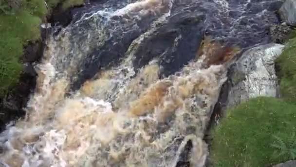 Strom und Wasserfall bei An Port zwischen Ardara und Glencolumbkille in der Grafschaft Donegal - Irland — Stockvideo