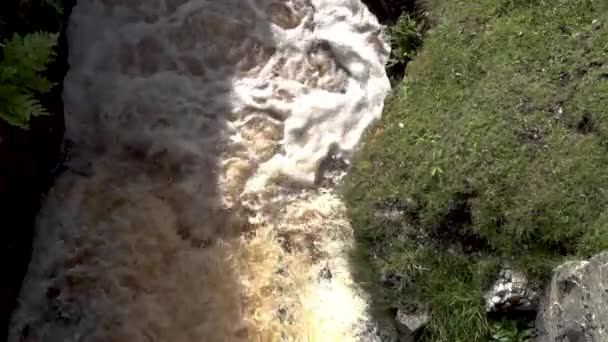 Strumień i wodospad w porcie między Ardarą a Glencolumbkille w hrabstwie Donegal - Irlandia — Wideo stockowe