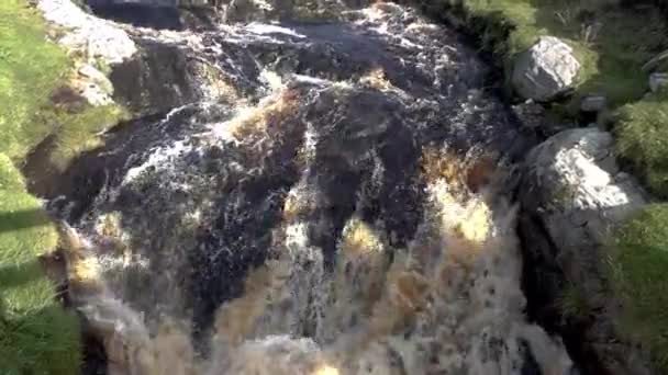 Arroyo y cascada en An Port entre Ardara y Glencolumbkille en el Condado de Donegal - Irlanda — Vídeo de stock