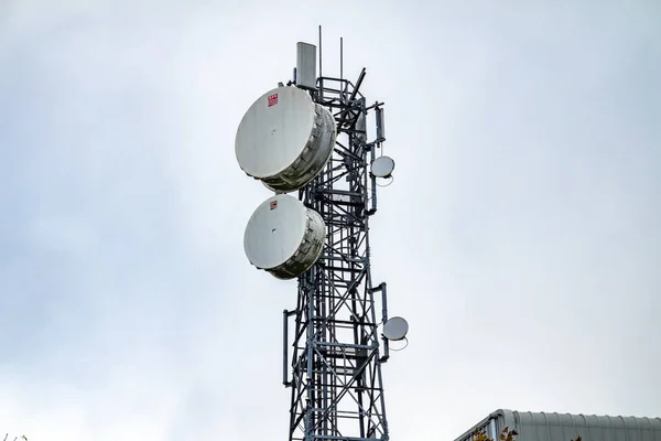 Antenna kommunikációs technológia, kommunikációs torony Írországban. — Stock Fotó