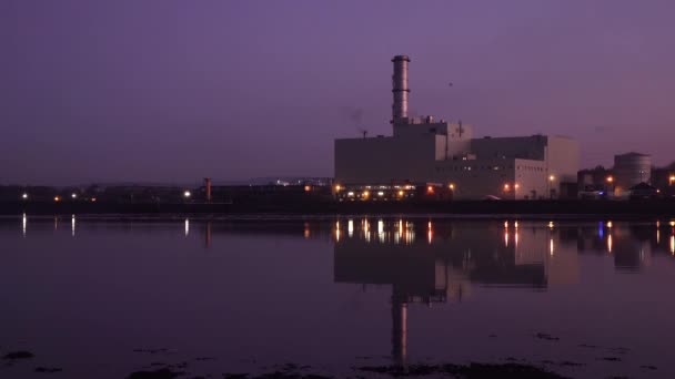 Elektriciteitscentrale die energie produceert aan de oevers van de Foyle bij Derry, Noord-Ierland — Stockvideo