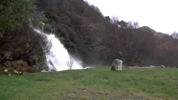Cascata Assaranca di Ardara nella contea di Donegal - Irlanda. — Video Stock