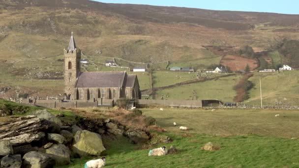 Kostel sv. Kolumbie v Irsku v Glencolumbkille - Irská republika — Stock video