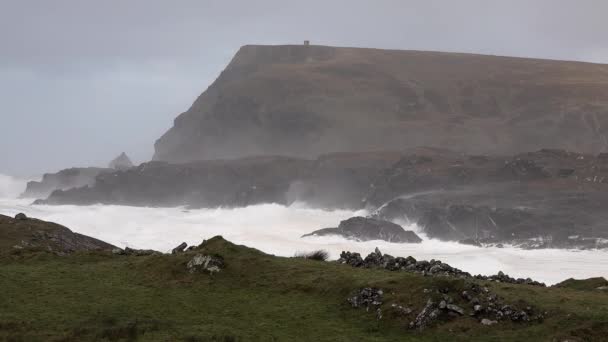 Ondas enormes colidindo com as rochas de Glen Bay por Glencolumbkille no Condado de Donegal - Irlanda — Vídeo de Stock
