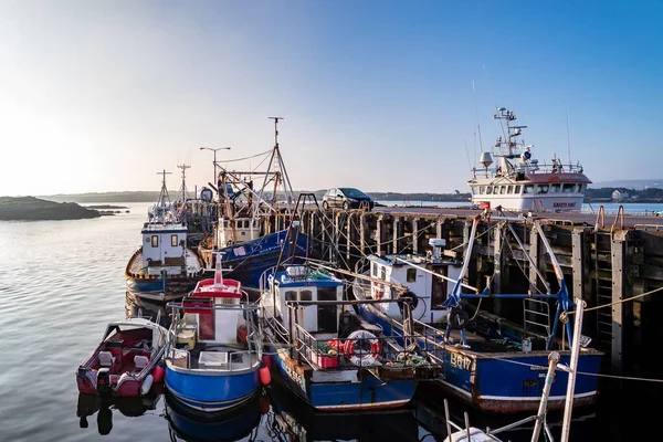 BURTONPORT, DONEGAL, IRLANDA - 18 DE DICIEMBRE DE 2021: Los barcos están amarrados en el puerto — Foto de Stock