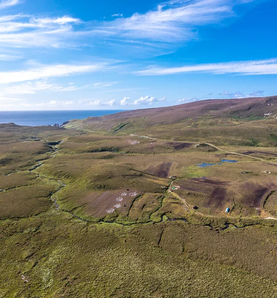 Peat cutting at An Port between Ardara and Glencolumbkille in County Donegal - Ireland. — Stock Photo, Image