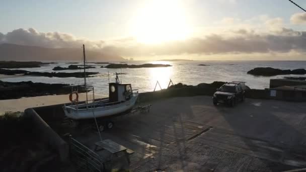 Rossbeg, County Donegal, Ireland - November 09 2021: Риболовецьке судно стояло в гавані на зимовий сезон — стокове відео