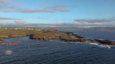 Donegal ilçesindeki Rossbeg limanındaki güzel Atlantik kıyısı - İrlanda