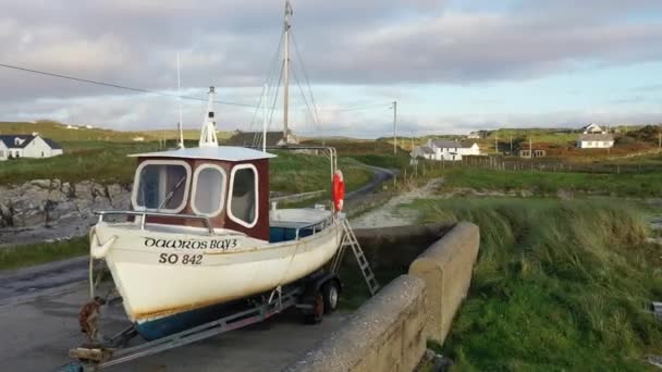 Rossbeg, Contea di Donegal, Irlanda - 09 novembre 2021: Nave da pesca parcheggiata nel porto per la stagione invernale — Video Stock