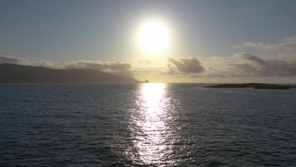 Donegal, İrlanda 'daki Rossbeg' de gün batımına doğru uçuyor.. — Stok video