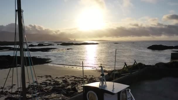 Rossbeg, Condado de Donegal, Irlanda - 09 de noviembre de 2021: Buque pesquero estacionado en el puerto para la temporada de invierno — Vídeo de stock