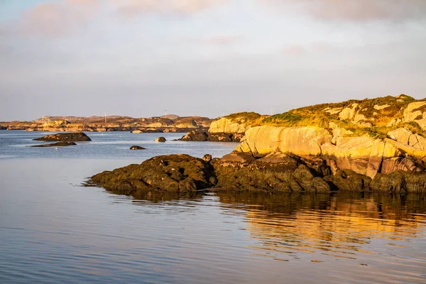 A bela costa no porto de Burtonport, Donegal - Irlanda — Fotografia de Stock