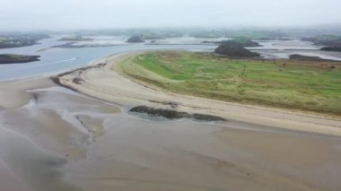 Donegal, İrlanda 'da Rossnowlagh Sahili' nin arka planında Donegal Town Waterbus 'un olduğu hava manzarası
