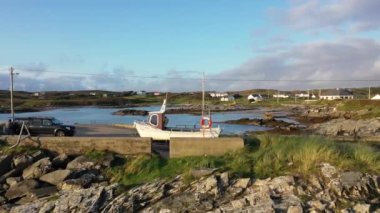Rossbeg, County Donegal, İrlanda - Kasım 09 2021: Kış mevsimi için limana park edilmiş balıkçı teknesi