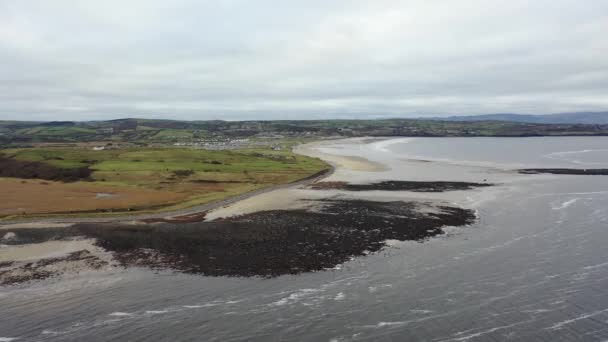 İrlanda 'nın Donegal ilçesindeki Rossnowlagh Sahili üzerinde uçuyor. — Stok video