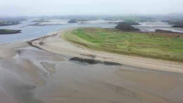 Donegal, İrlanda 'da Rossnowlagh Sahili' nin arka planında Donegal Town Waterbus 'un olduğu hava manzarası — Stok video