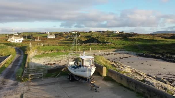 Rossbeg, comté de Donegal, Irlande - 09 novembre 2021 : Bateau de pêche stationné au port pour la saison hivernale — Video