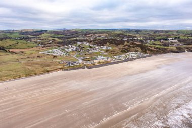 İrlanda 'daki golf sahasının havadan görüntüsü