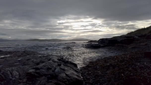 Dooey sett fra Carrickfad ved Narin Strand, Portnoo i County Donegal Ireland – stockvideo