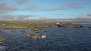 Donegal ilçesindeki Rossbeg limanındaki güzel Atlantik kıyısı - İrlanda