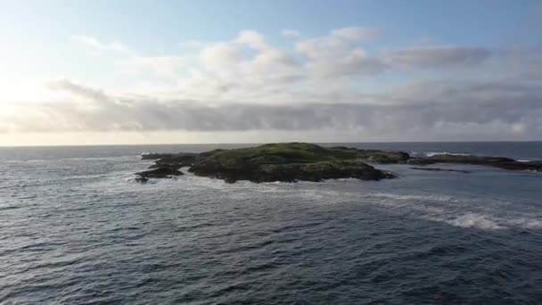 Красивый остров Инишбарног в Россбеге в графстве Донегал - Ирландия. — стоковое видео