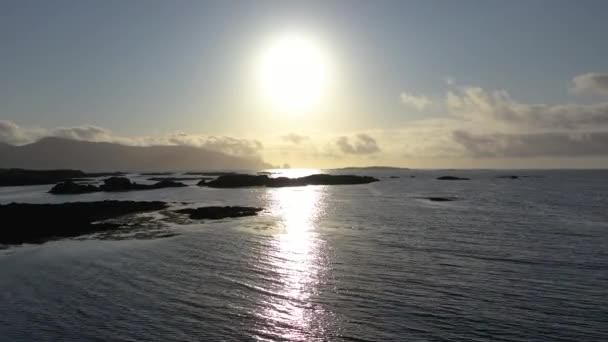 Красивое атлантическое побережье в гавани Россбег в графстве Донегал - Ирландия — стоковое видео