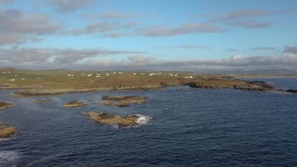 A bela costa atlântica no porto de Rossbeg no Condado de Donegal - Irlanda — Vídeo de Stock