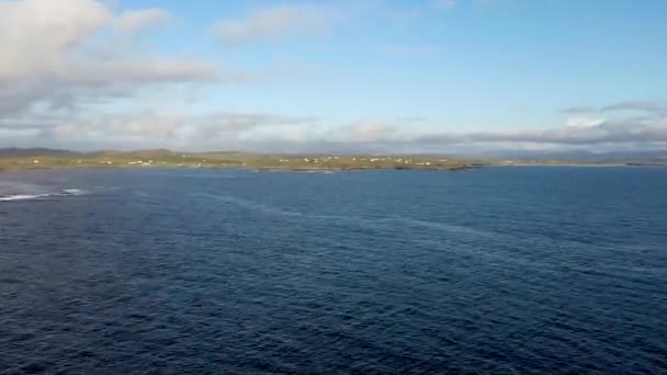 Az Atlanti-óceán gyönyörű partja Rossbeg kikötőjében Donegal megyében - Írország — Stock videók