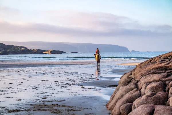 Reiten in Cloughglass Bay und am Strand von Burtonport in der Grafschaft Donegal - Irland — Stockfoto