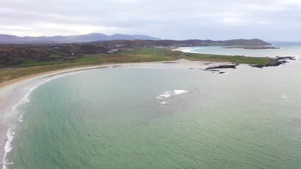 Vista aérea de la playa de Cashelgolan, Castlegoland, por Portnoo en el Condado de Donegal - Irlanda — Vídeos de Stock