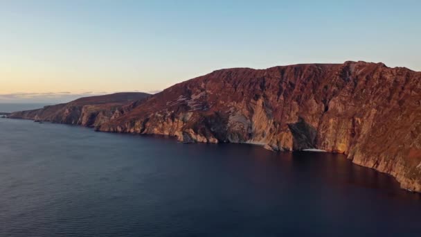 アイルランド・ドニゴール州のスリーブ・リーグの崖の空中写真 — ストック動画