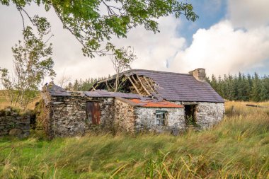 Donegal, İrlanda 'da Croaghnageer' de terk edilmiş bir kulübe.